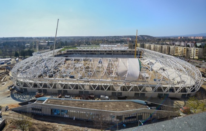 Elkezdték befedni a nézőteret az épülő Hali-stadionban
