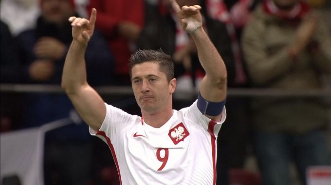 10 embert állt a gólvonalon, Lewandowski mégis betalált - videó