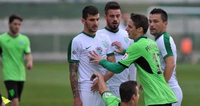 Verekedés, piros lapok, utolsó perces dráma