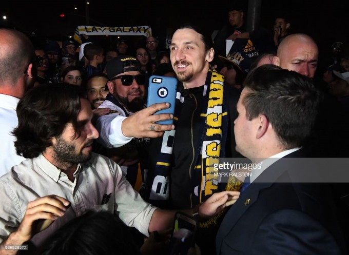 Ibrahimovic megérkezett Los Angelesbe, páran kikészültek - videó