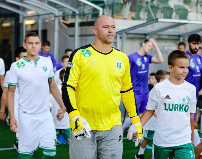 Sérülés: Király Gábor megvédte az Újpest csatárát