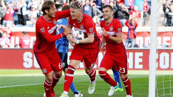 Nikolics Schweinsteiger nyakában, pazar kezdés - videó