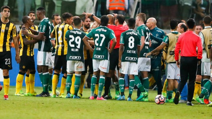 Ütés után menekülnie kellett a Juve korábbi középpályásának