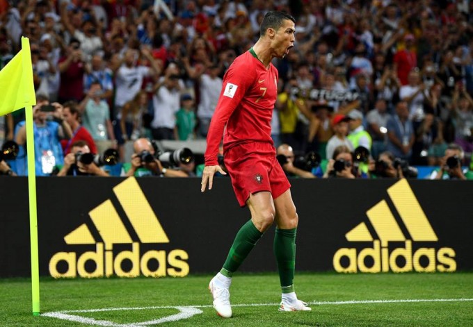 88. p.: Ronaldo arrébb tessékeli a bírót, nekison és bumm – videó