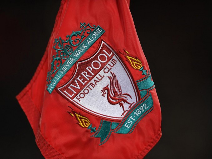 Még a címerét is megváltoztatja a Liverpool