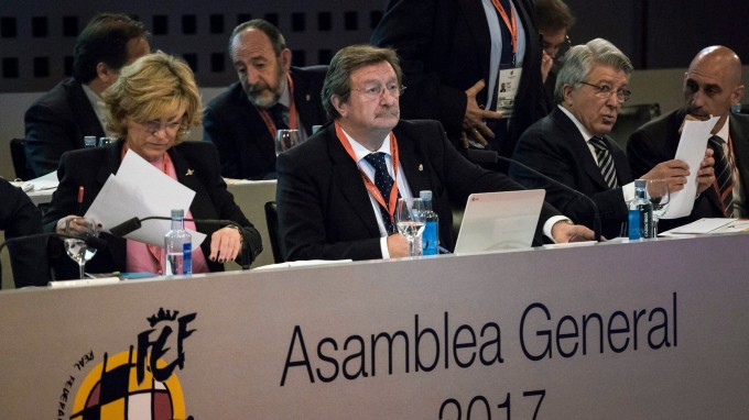 Spanyol botrány: kincstárnok a sittre vágott elnök hekyett