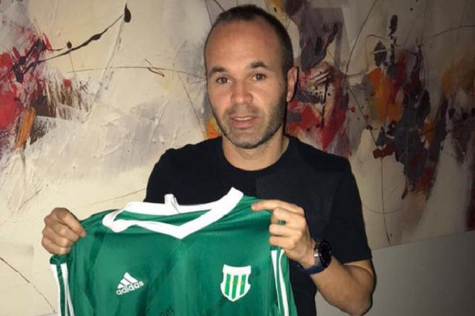 Óriási: miért pózolt Haladás-mezzel a kezében Iniesta?