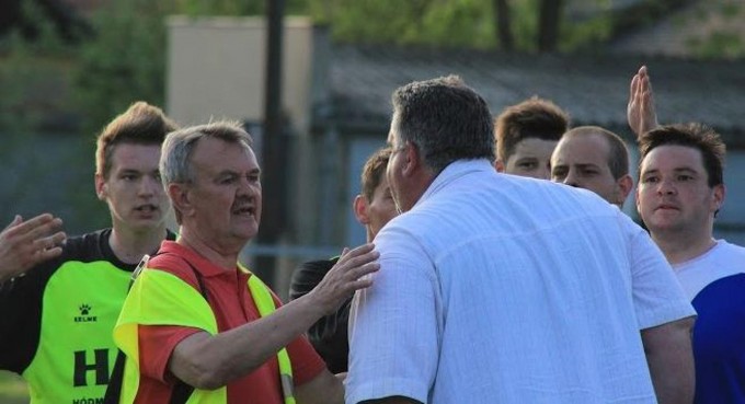 Megyei foci: 40 métert kergette a bírót, majd összeverte