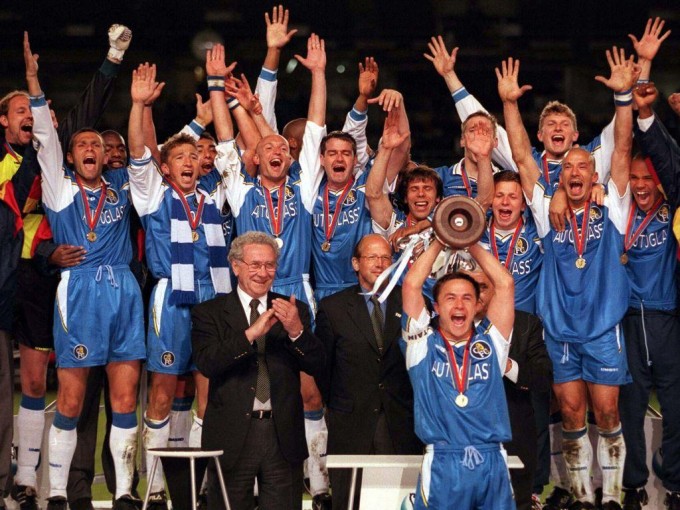 Korábbi Chelsea-sztár váltja a kispadon a magyar edzőt