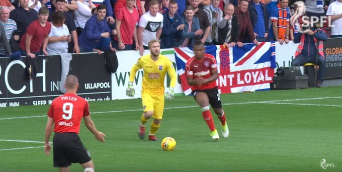 Íme, a világ leghülyébb gólja a kapus csodacsele után