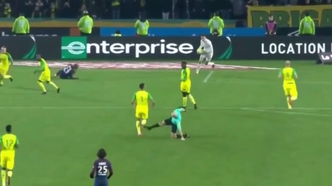 Megrúgta a játékost a bíró a PSG-meccsen, ennyi időre tiltották el