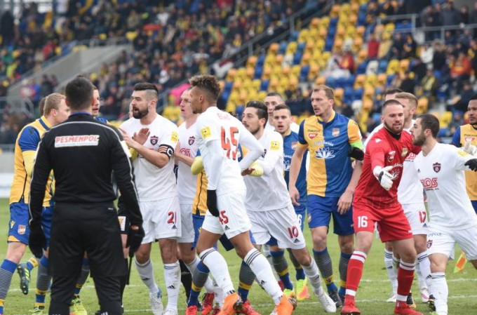 Üsd a magyar fejét - botrány a DAC meccsén - videó