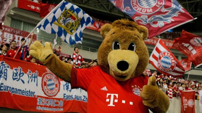 Így ad kötényt a Bayern München kabalája - videó