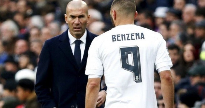 Oda a kupa - inog Zidane alatt a kispad?
