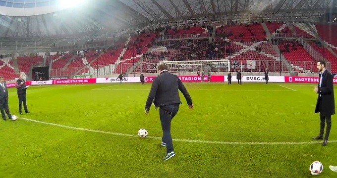 Kapufarúgó verseny a Nagyerdei-stadionban - videó