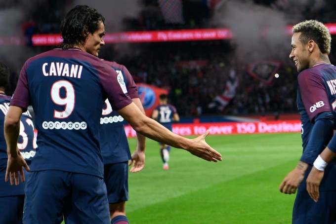 Neymar kétszer annyi fizetést kap, mint Cavani