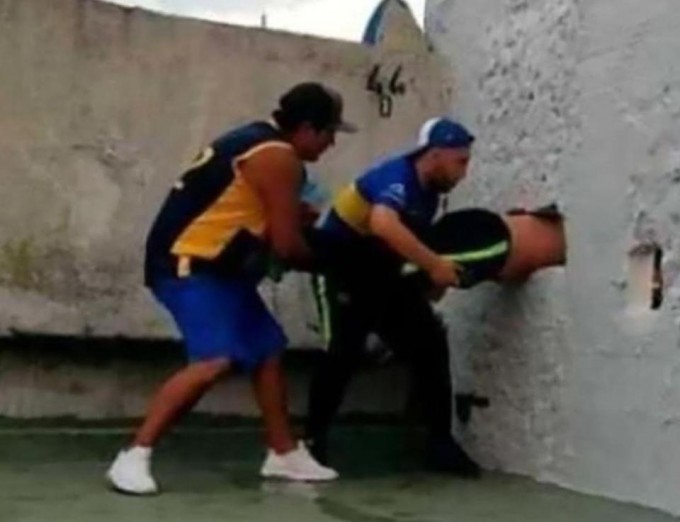 A stadion falába ragadt egy szurkoló Argentínában – videó