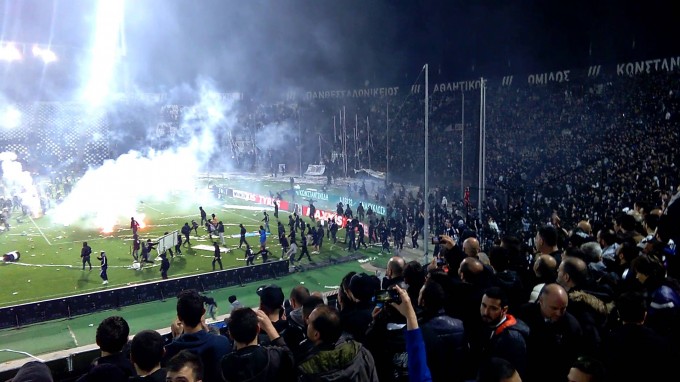 Ennyit fizethet a PAOK, mert az ultrái Molotov-koktélokkal dobták meg a zsarukat a pályán