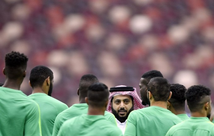 Bravó: félbeszakadt a szaúdiak edzése a pályára rohanó sejk miatt