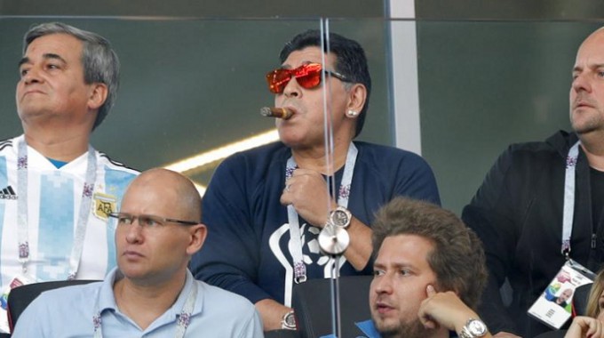 Állat nagyokat trollkodott Maradona az Argentína-Izland alatt - képek, videó