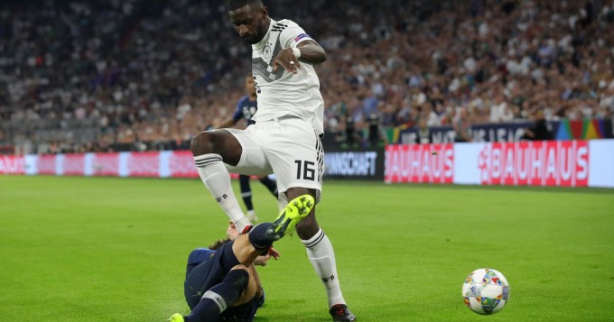 Német-francia: stoplis a nyakba, piros lap nélkül - videó