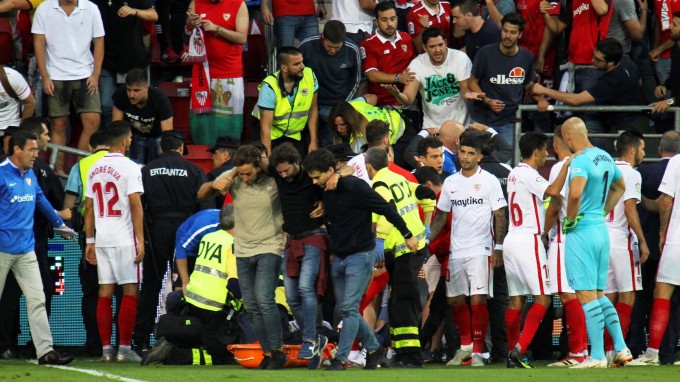 Szurkolók zuhantak le a lelátóról a spanyol bajnokságban - videó