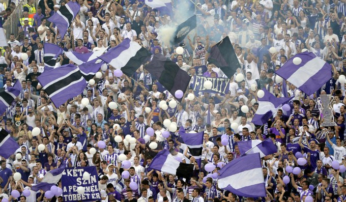 Viharban tüntetnek a stadion mellett az Újpest-ultrák - fotó