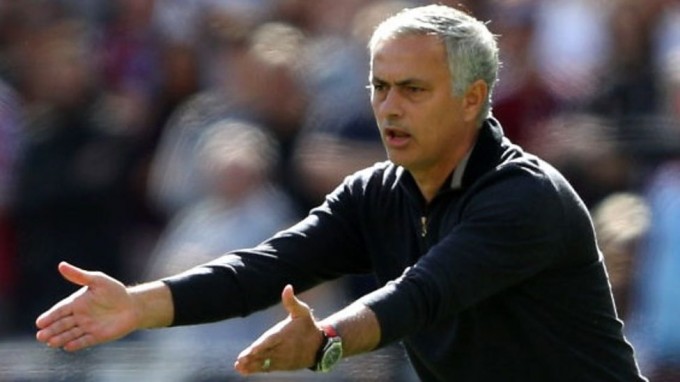Bármikor kirúghatják Mourinhót