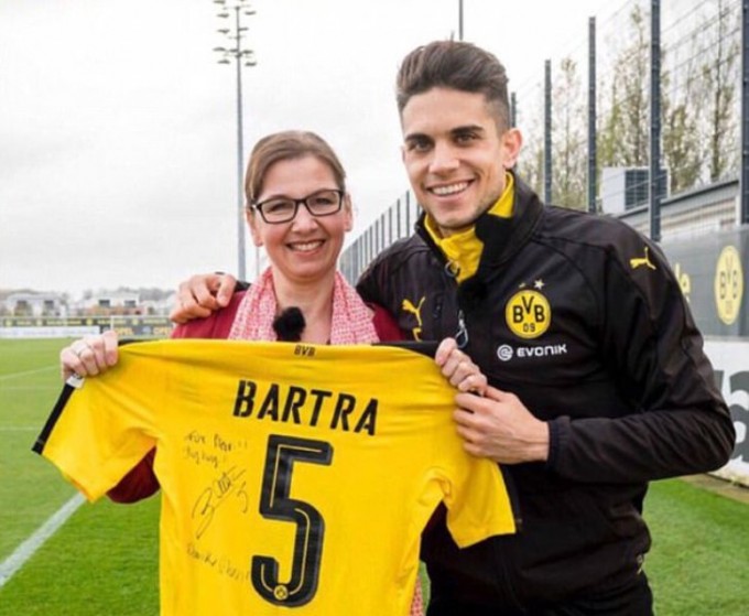 A Dortmund védője rátalált a vakmerő szurkoló hölgyre