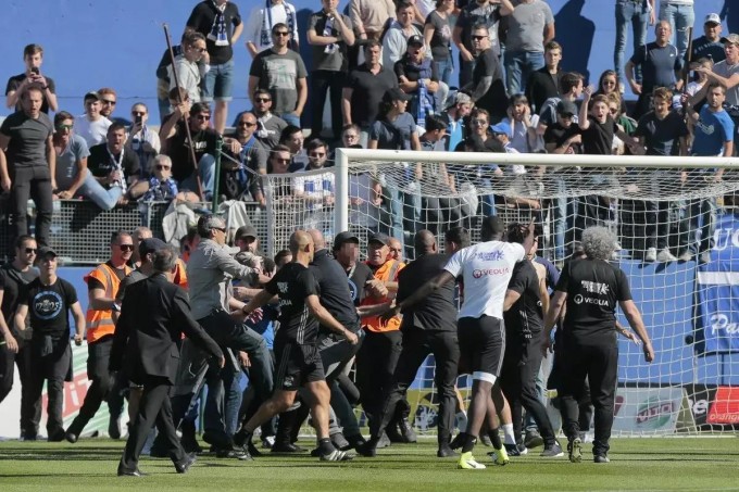 Már megint a Lyon: Ezúttal a játékosoknak kellett menekülniük