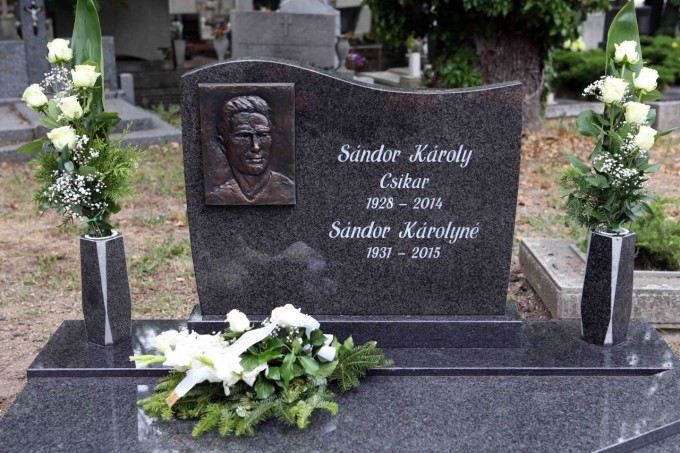 Felavatták Sándor Károly sírkövét