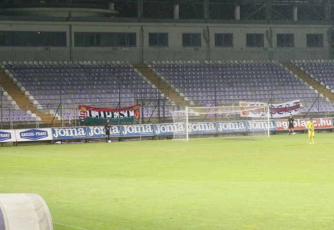 A tüntető ultrákkal ünnepelte az Újpest a Vasas legyőzését - képek