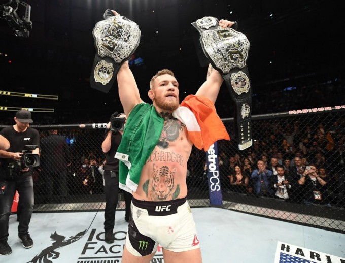 McGregor kiállt a csapata mellett, egy szurkoló sörrel dobta arcon - videó