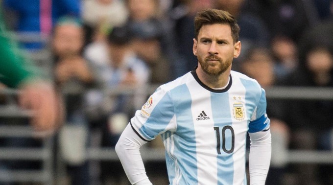 Eldőlt, játszhat-e este Messi a spanyolok ellen
