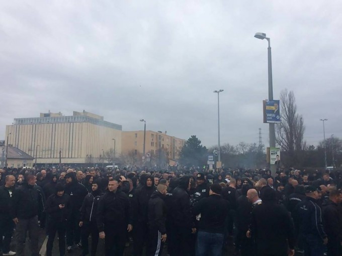 Így borították zöld füstfelhőbe a fradisták Újpestet - képek