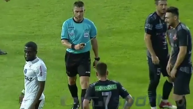 Vicces dolgot csinált a magyar játékvezető - videó