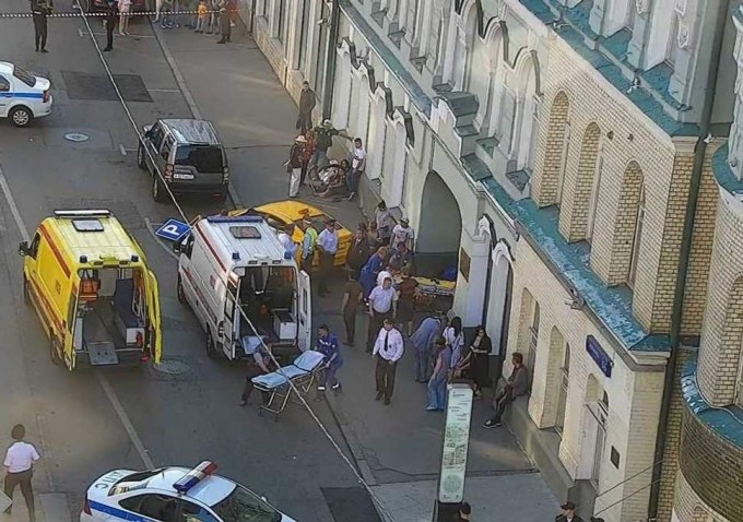 Dráma Moszkvában: szurkolók közé hajtott egy taxi