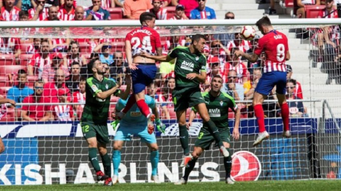 Botlottak a madridiak, tovább menetel a Barca - videók