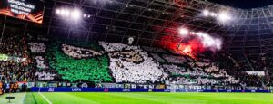 A Ferencváros szurkolói látványos koreográfiával készültek egy korábbi Európa-liga mérkőzésen, amely jól mutatja, milyen atmoszféra várhatja a Plzeň játékosait.