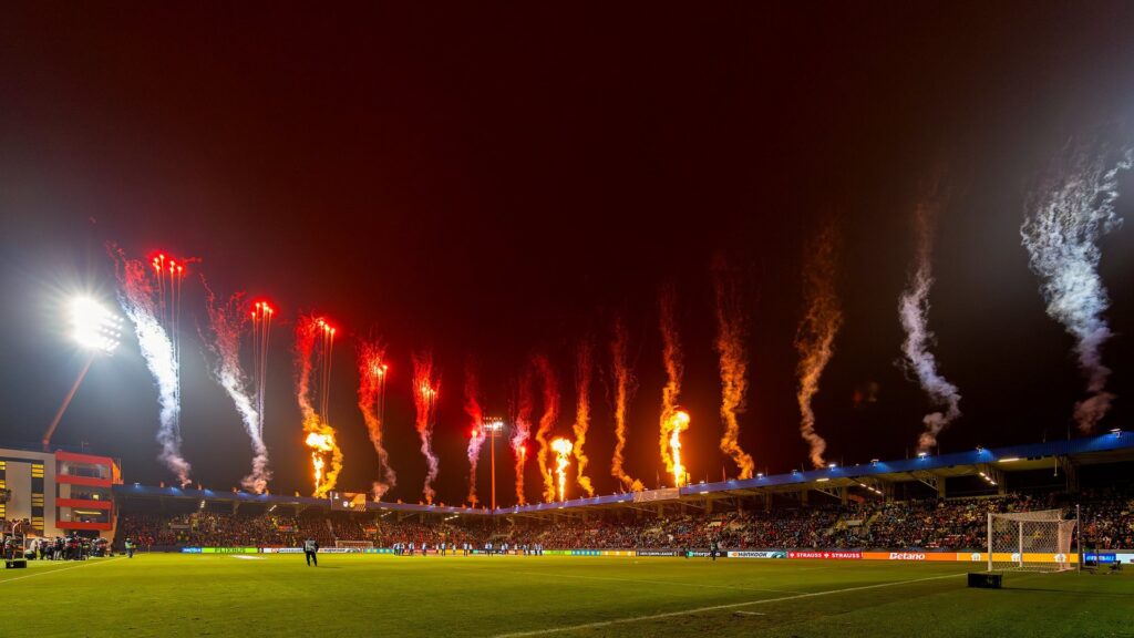 Tűzijáték és látványshow a Viktoria Plzeň stadionjában a közelgő mérkőzés előkészületei során.