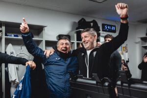 Márton Gábor a zalaegerszegi öltözőben ünnepel csapatával az Újpesten aratott győzelem után.
