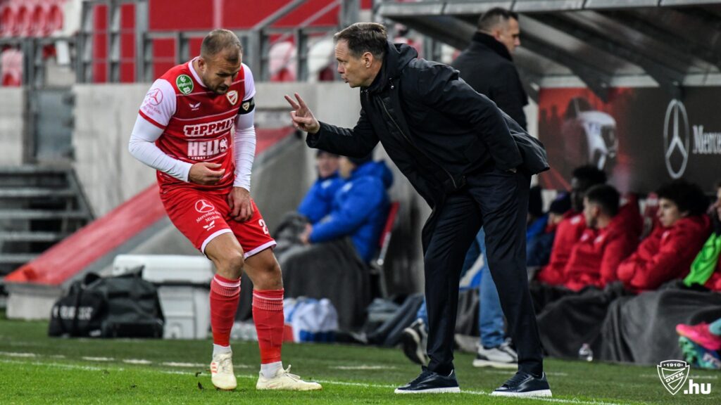 Vladimir Radenkovics utasításokkal próbálta segíteni csapatát a Nyíregyháza elleni rangadón.