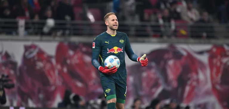 Gulácsi Péter a Dortmund elleni mérkőzésen, kezében a labdával.