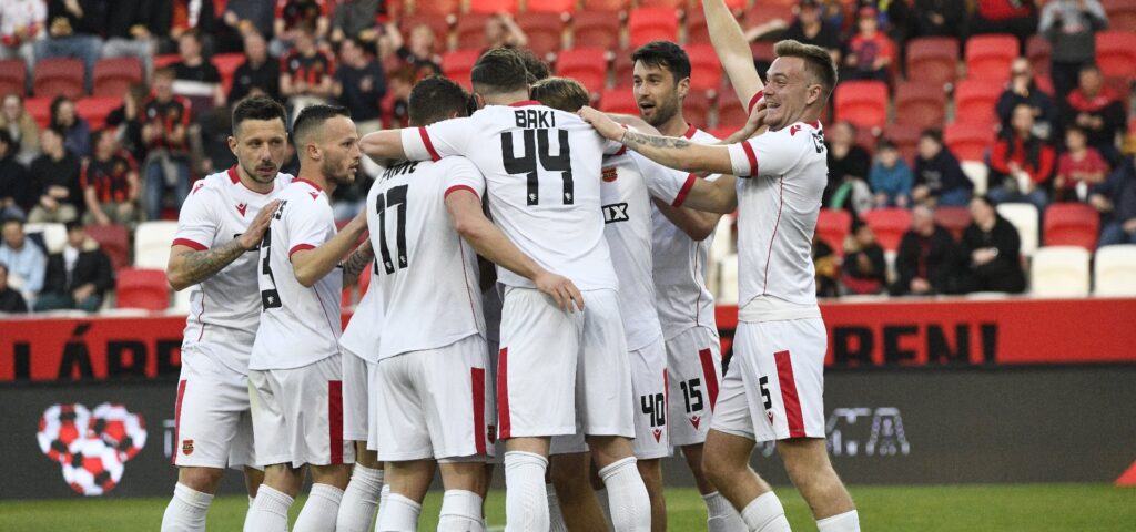 A Honvéd játékosai ünneplik a Soroksár elleni győztes gólt a stadionban.