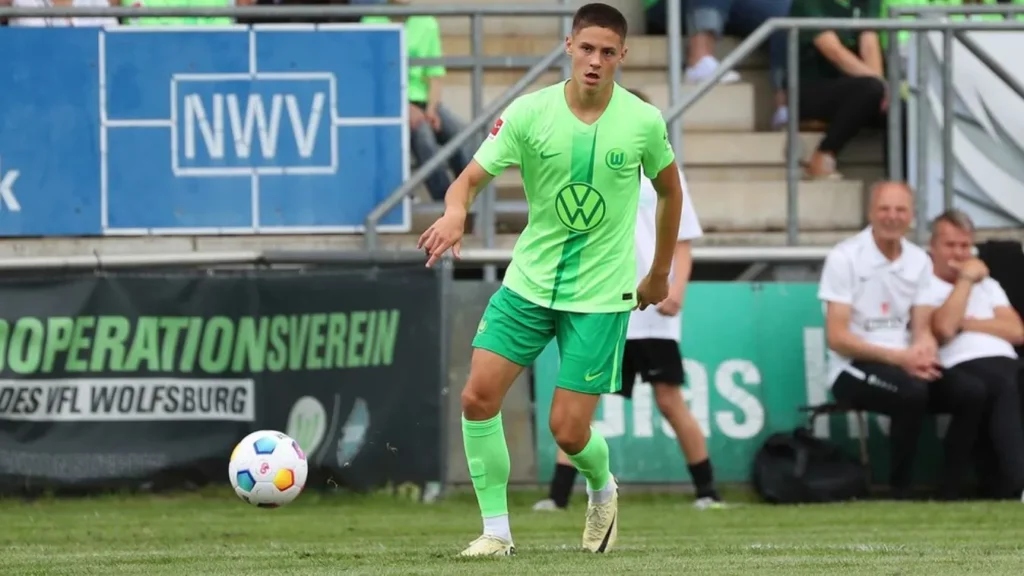 Dárdai Bence a Wolfsburg mezében egy mérkőzésen.