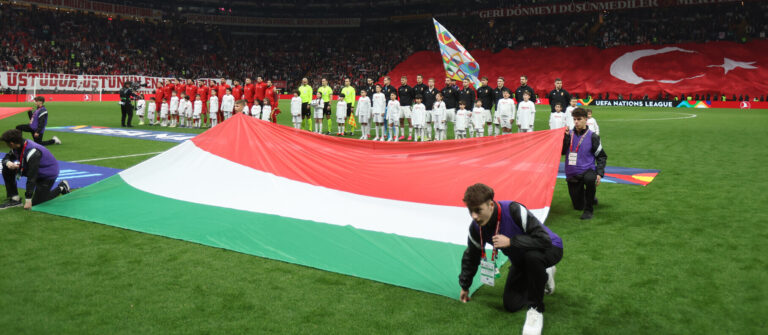 A magyar és a török válogatott játékosai az első meccsen kezdő sípszó előtt a pályán felsorakozva.
