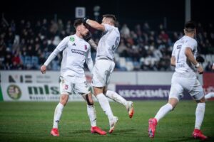 Ivan Szaponjics ünnepli gólját a Kecskemét elleni mérkőzésen, csapattársai körében.