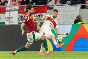 Szoboszlai Dominik a törökök elleni mérkőzésen próbálja megszerezni a labdát.