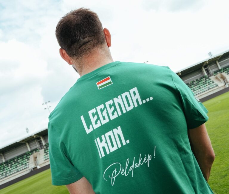 Böde Dániel áll a pályán, hátán a „Legenda… Ikon. Példakép!” feliratú pólóval.