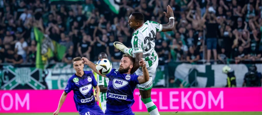 Ferencváros és Újpest játékosok küzdenek a labdáért egy telt házas mérkőzésen